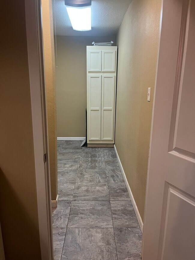 Building Photo - Convenient Jacksonville Location