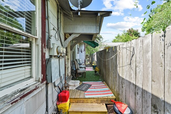 Building Photo - 152 Willow St