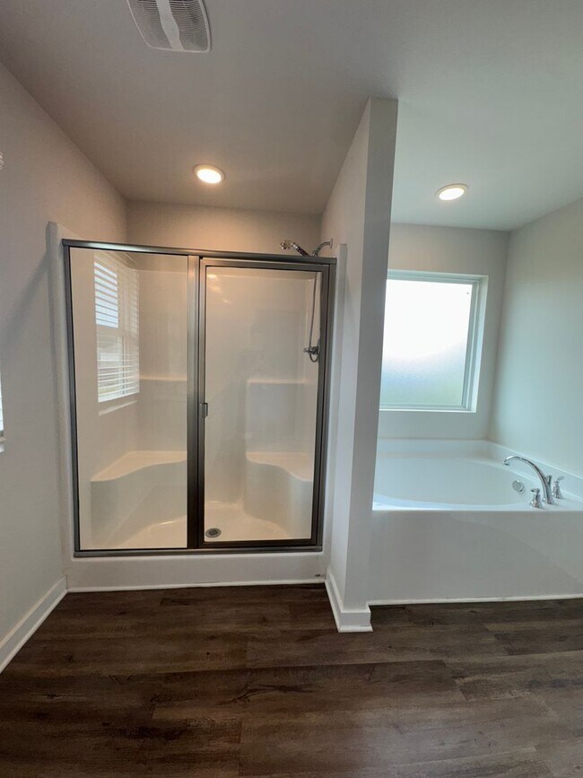 Building Photo - Spacious 3-Bedroom Home with Loft – Minute...