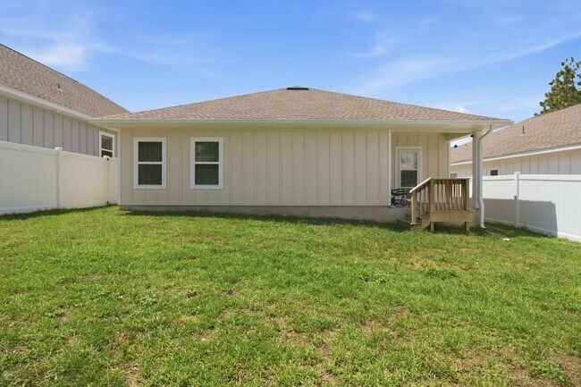 Building Photo - 4 Bedroom in CRESTVIEW!!