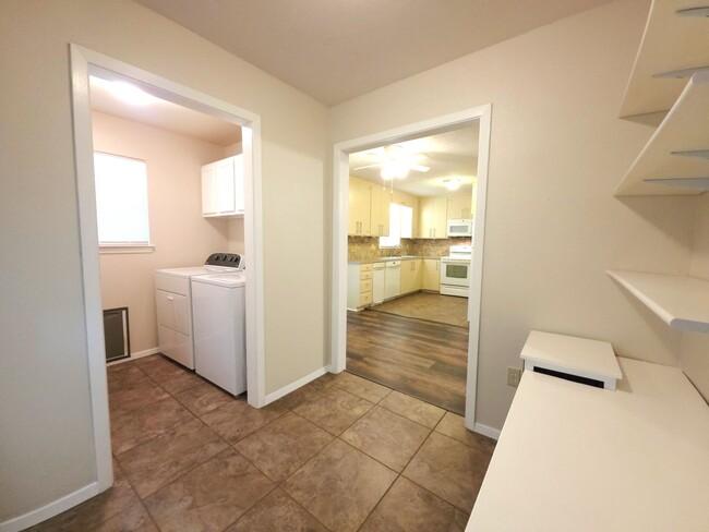 Building Photo - Welcome to this charming 3 bedroom, 2 bath...