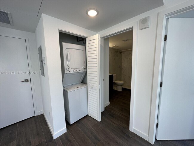 Building Photo - 1560 Euclid Ave