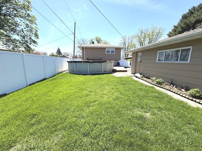 Building Photo - 6944 W 106th Pl