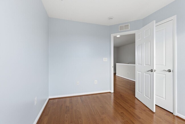 Building Photo - Amazing 4 BR/3.5 BA Townhome in Riverdale!
