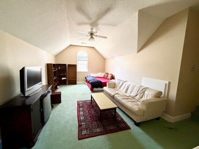 Building Photo - 525 Meadow Brook Dr