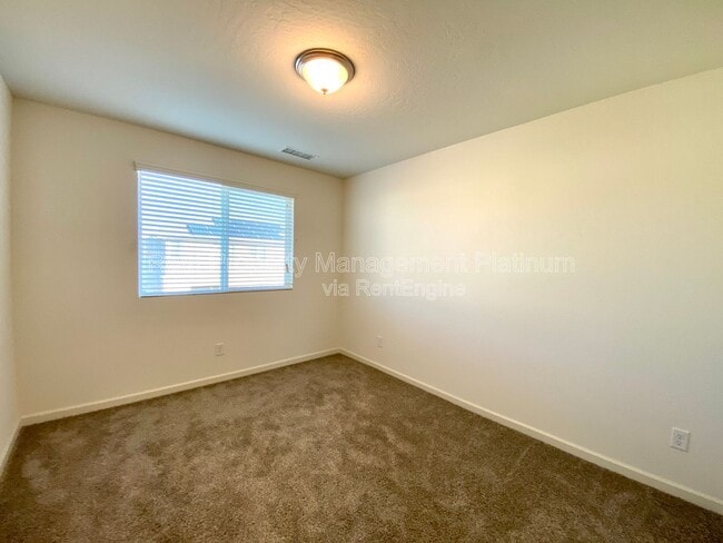 Building Photo - 730 N Bliss Ln