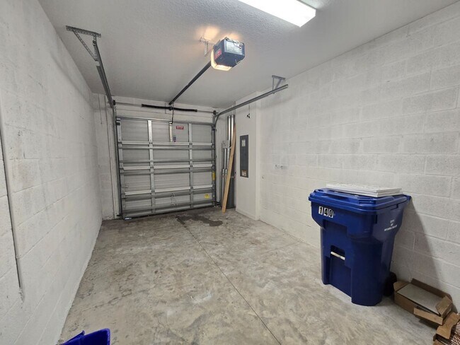 Building Photo - Bright and Easy-Living Home in Riviera Beach