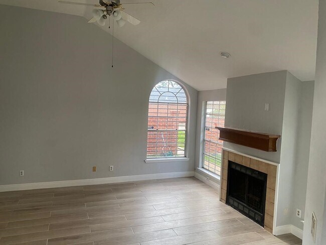 Building Photo - 9339 Stonecreek Ln