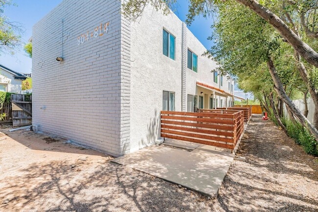 Building Photo - Euclid &amp; 10th Apartments