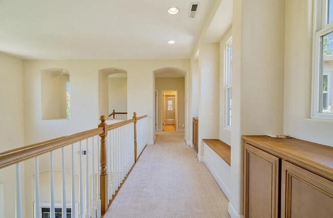 Building Photo - 2520 Club Dr
