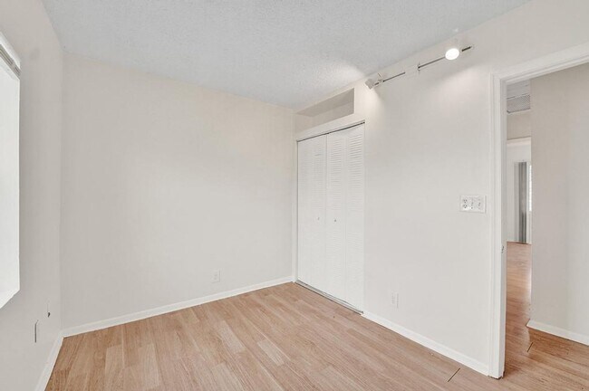 Building Photo - 3 BR / 3 BA + Patio + Parking AVAIL 8/1