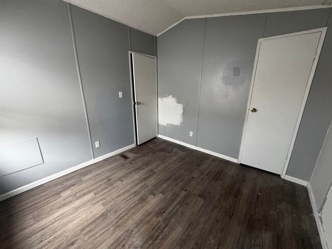 Building Photo - 1102 E Spring St