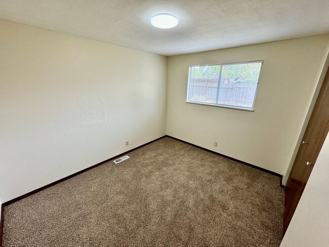 Building Photo - Pet-Friendly House In South Corvallis