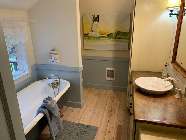 Building Photo - Charming 1BR House in Shelton