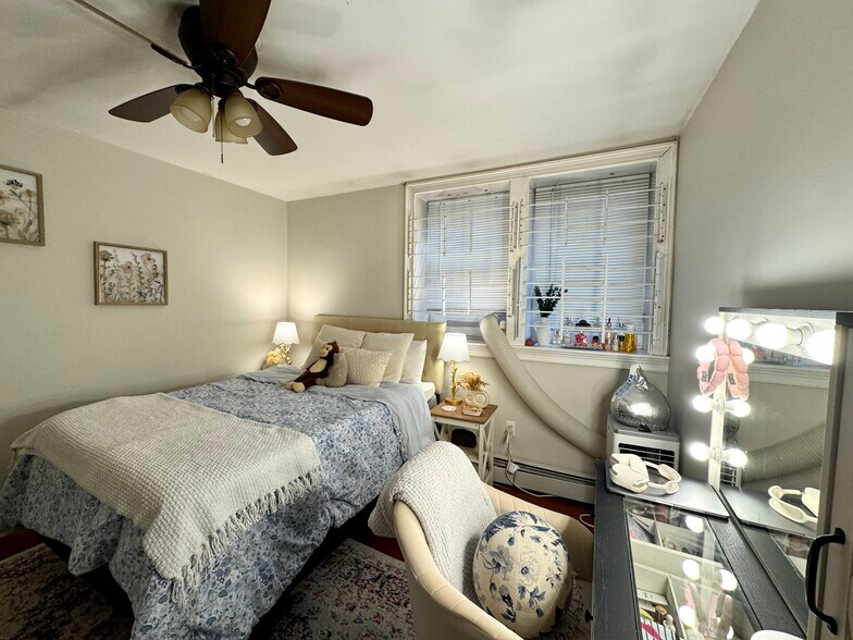 Building Photo - 717 Parker St