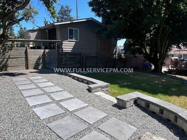 Building Photo - Exceptional South Beacon Hill 3 BD 2 BA! Huge Deck!