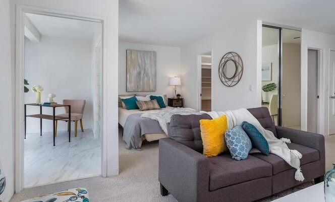 Building Photo - 6 Commodore Dr