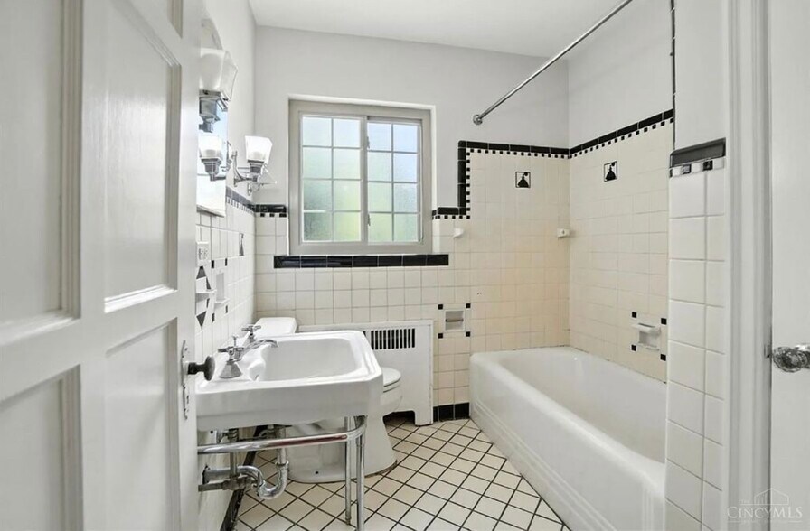 Full Bathroom - 6256 Rogers Park Pl
