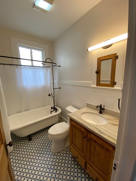Bath - 1414 Thalia St
