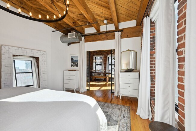 Building Photo - Luxurious Corner 2 BR/ 2 BA Franklin Loft ...