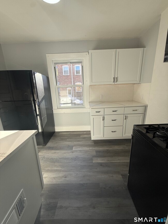 Building Photo - 36-40-40 Carver St