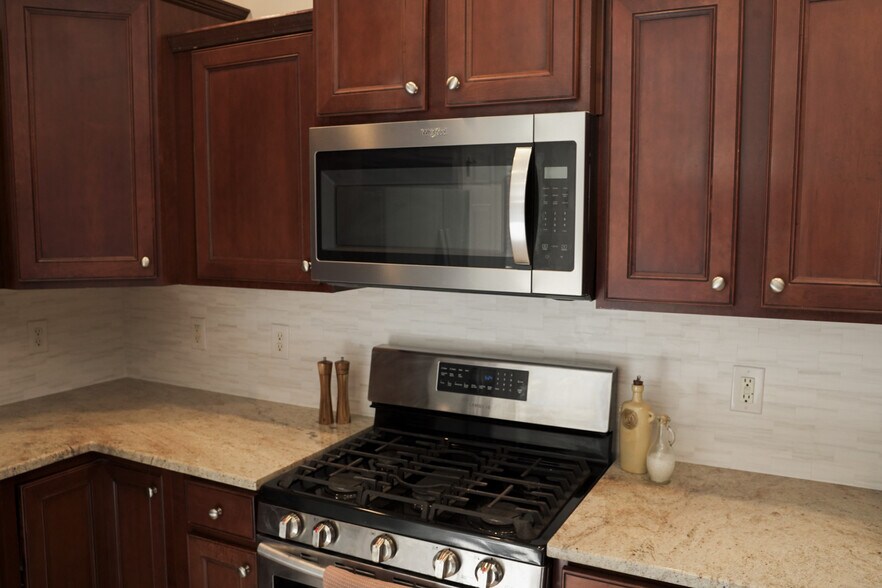 Kitchen, Granite Countertops, Gas Stove (11x10) - 393 Hays Blvd