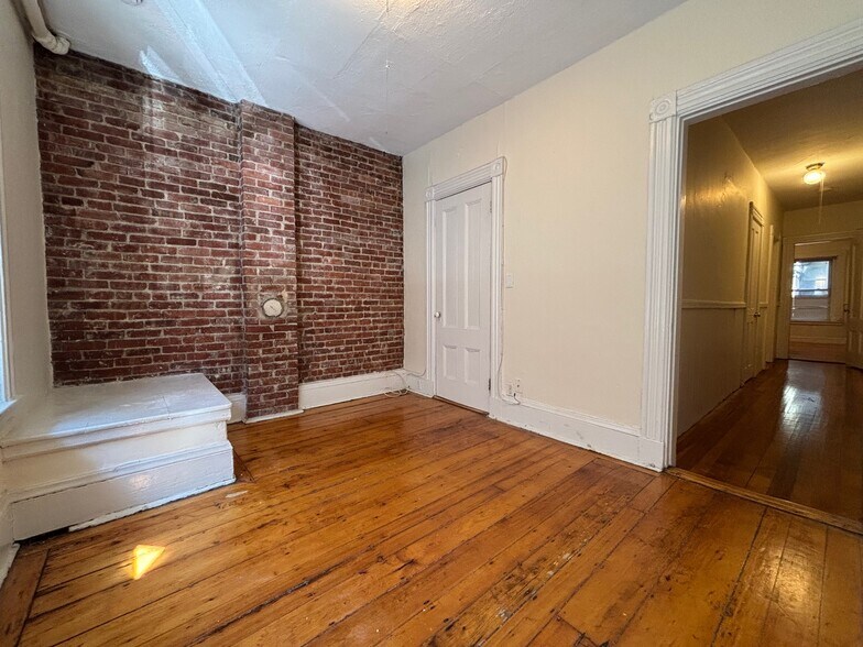 Building Photo - 53 Joy St