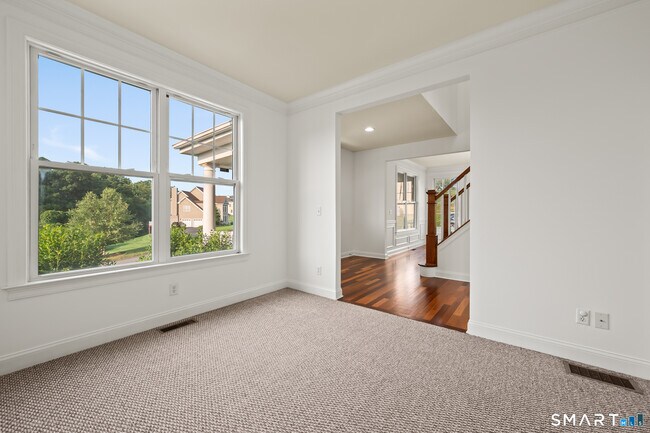 Building Photo - 5 Rolling Hills Dr