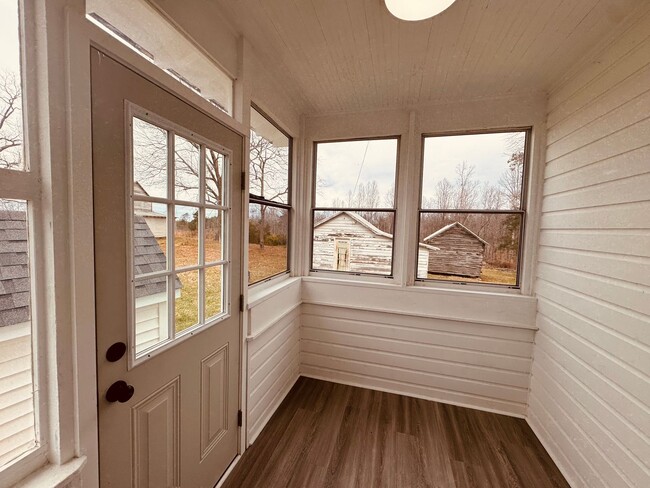 Building Photo - Adorable Home/Country setting