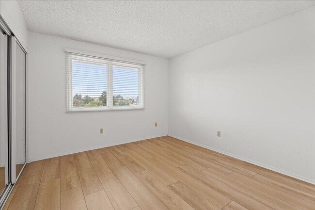 Building Photo - Updated 4-Bedroom with Pool and Bonus Loft...