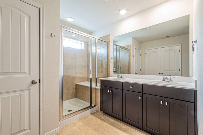 Building Photo - 133 Buckthorn Dr