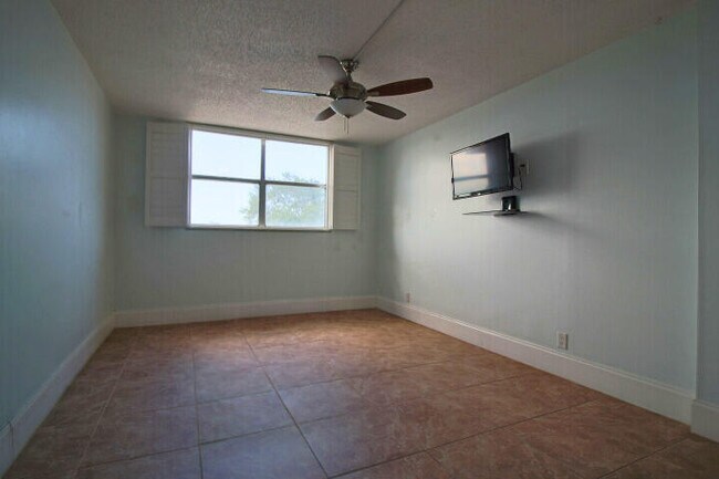 Building Photo - 470 Executive Center Dr