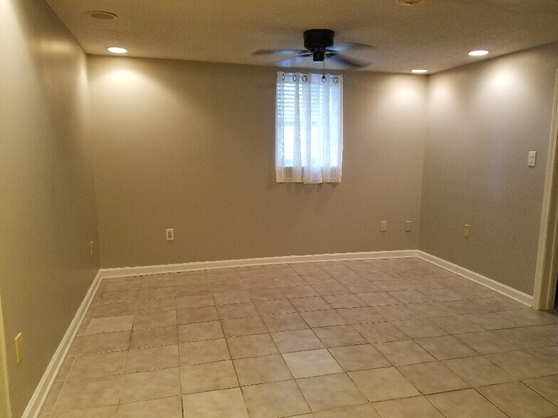Lv Rm - 1717 Monroe Ave