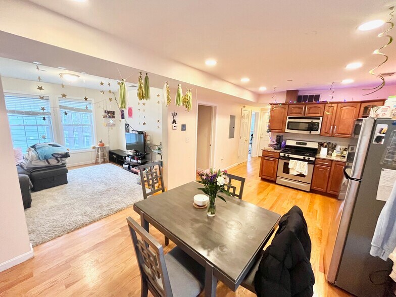 Building Photo - 207 Hillside St