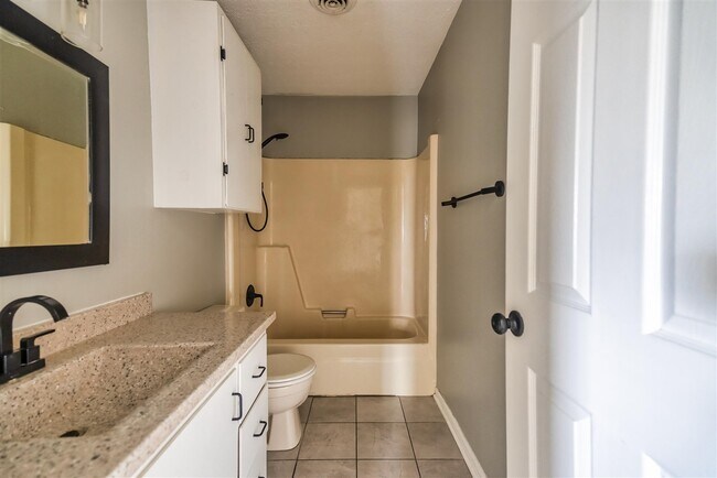 Building Photo - 2426 Lewisburg Rd