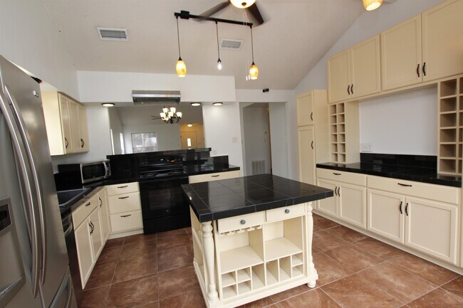 Building Photo - 125 Knoll Ave