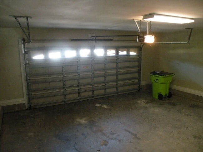 Building Photo - Great home in a desirable neighborhood!