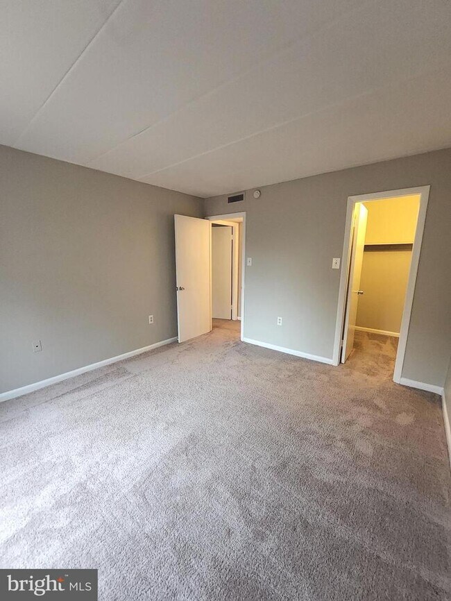 Building Photo - 128 Roberts Ln