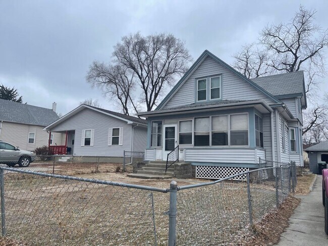 Building Photo - 4 Bedroom 2 bath House Available Now!!