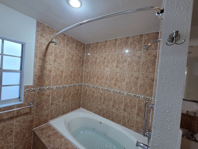 Building Photo - 606 Lakespur Ln