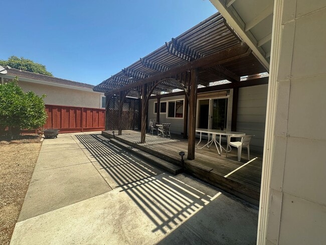 Building Photo - Beautiful Single Story Warms Springs Home