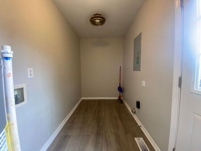 Building Photo - Renovated Brick Ranch in North Nashville