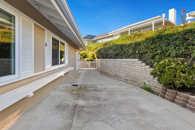 Building Photo - Stunning Ocean View Home in 55+ Colony Cove Community