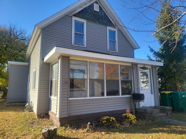 Building Photo - 915 N Main St