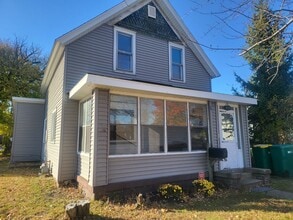 Building Photo - 915 N Main St