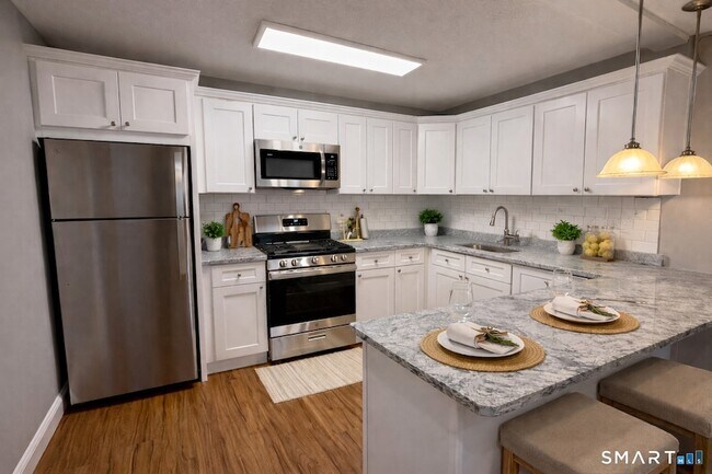 Building Photo - 1168 Main St