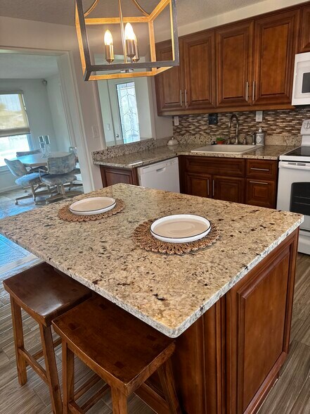 Building Photo - 2337 Hama Dr