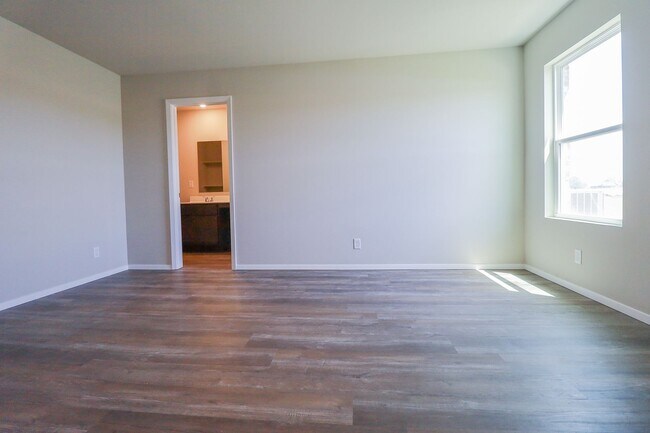 Building Photo - Recently Built Home with Pond View! 4 Bed 2 Bath Broken Arrow