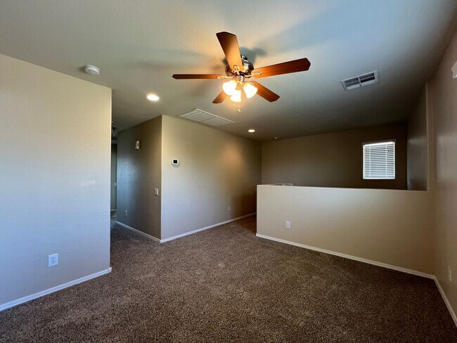 Building Photo - Ray & Signal Butte 4 Bedroom + loft/den