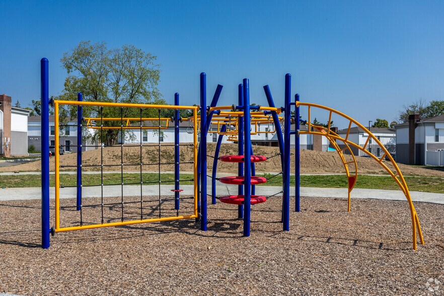 Onsite Playground - Northern Place-2 BD Townhome w Full Basement